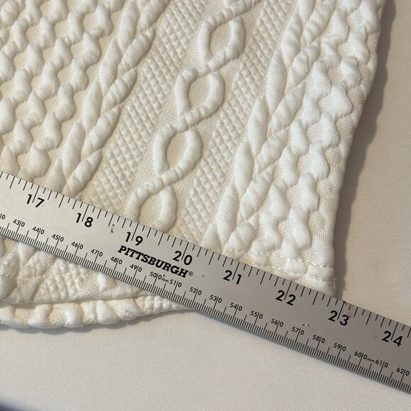Cozy Meets Chic: White Textured Sweater (Size L) - Picture 5 of 9